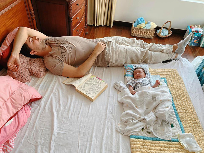 Phương Mai thường xuyên ghi lại khoảnh khắc của chồng bên con trai.