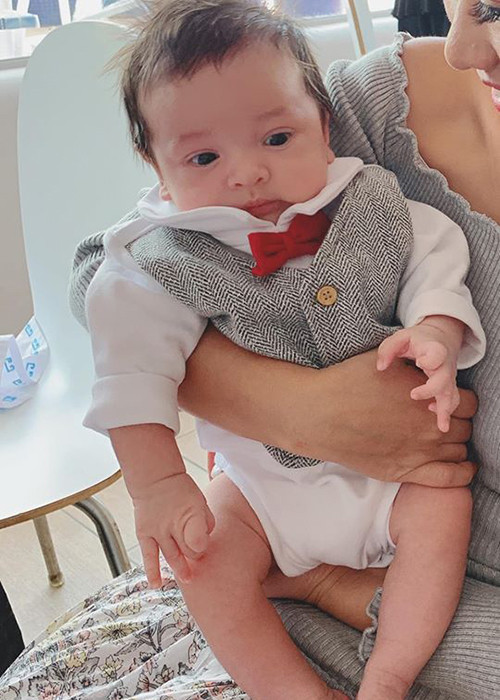 Bé Henryk mang vẻ đẹp lai Tây.