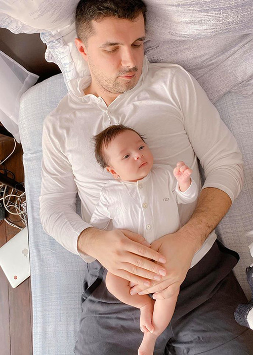 Ở nhà, vợ chồng nữ MC gợi cảm nhất showbiz Việt gọi quý tử là "khủng long".