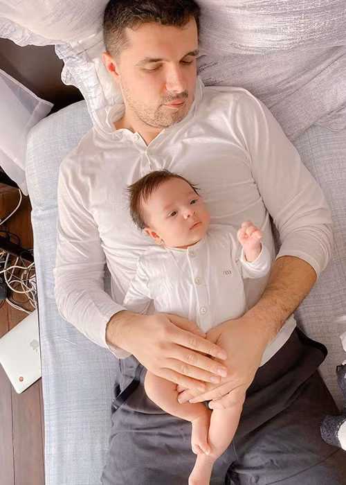 Ở nhà, vợ chồng nữ MC gợi cảm nhất showbiz Việt gọi quý tử là "khủng long".