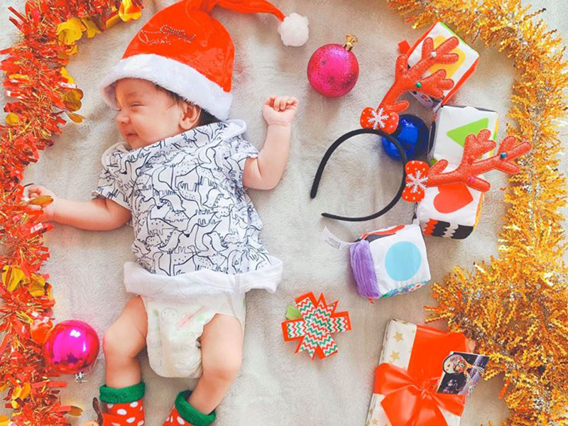 Khi con trai tròn 1 tháng tuổi, Phương Mai đăng ảnh rõ mặt quý tử sau nhiều lần úp mở.