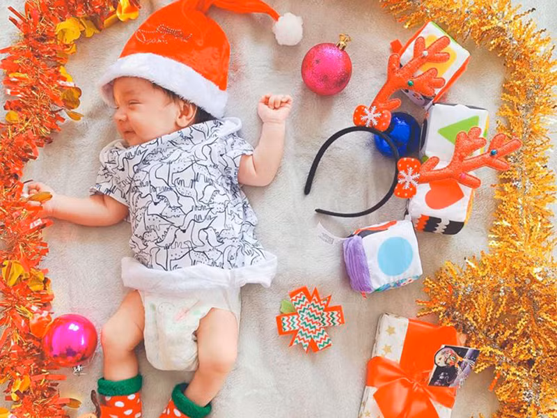 Khi con trai tròn 1 tháng tuổi, Phương Mai đăng ảnh rõ mặt quý tử sau nhiều lần úp mở.