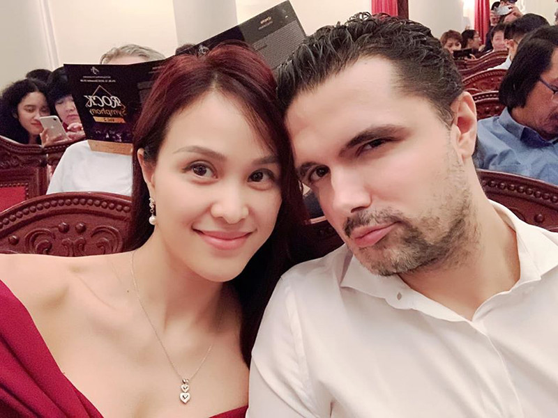 Cặp đôi thi thoảng vẫn trốn con hẹn hò hâm nóng tình cảm.