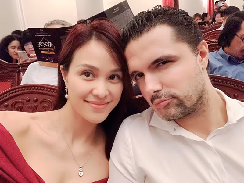 Cặp đôi thi thoảng vẫn trốn con hẹn hò hâm nóng tình cảm.