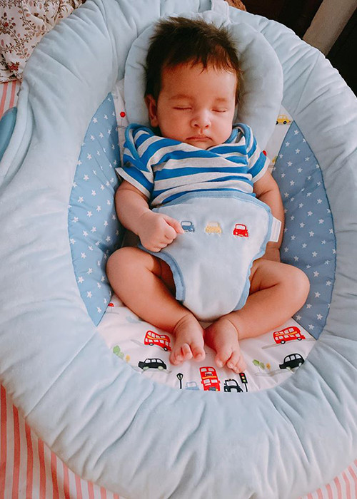 Bé Henryk sở hữu làn da trắng ngần, đôi môi nhỏ chúm chím.