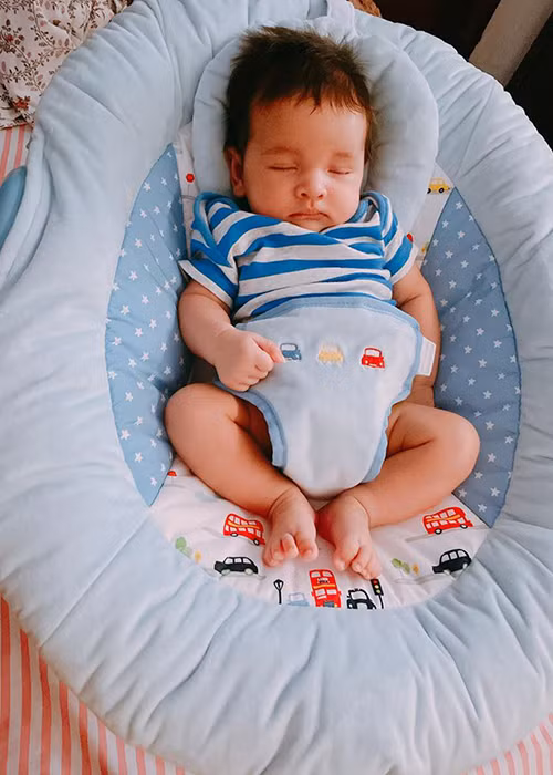 Bé Henryk sở hữu làn da trắng ngần, đôi môi nhỏ chúm chím.