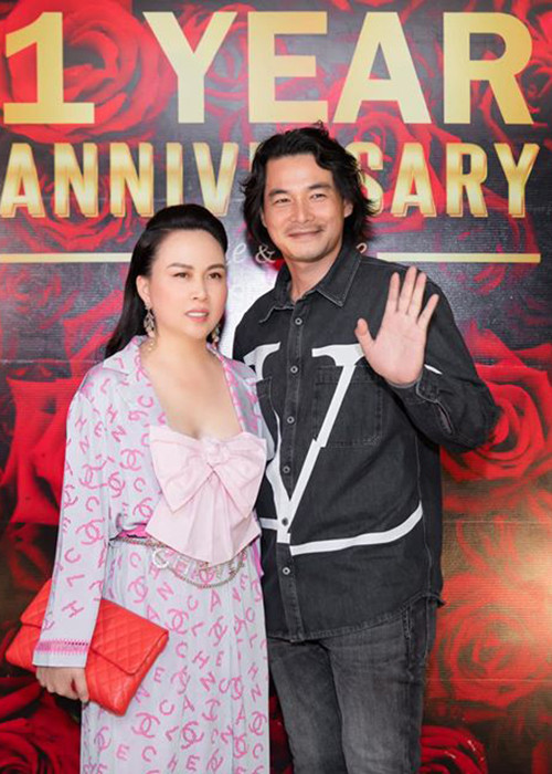 Cặp đôi dính như hình với bóng sau khi công khai mối quan hệ.