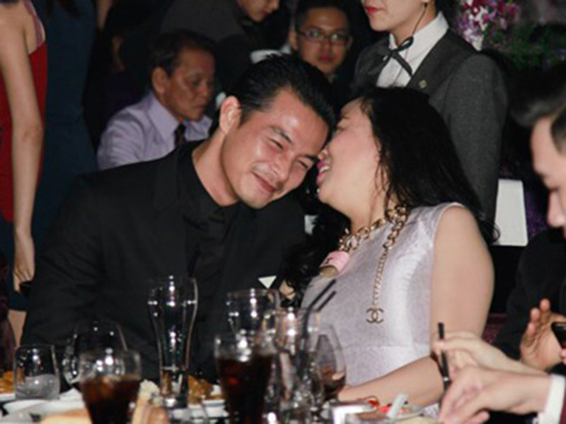 Trước khi đến với nhau, Quách Ngọc Ngoan và Phượng Chanel đều trải qua hôn nhân đổ vỡ. Vợ cũ của Quách Ngọc Ngoan là Lê Phương còn danh tính người cũ của Phượng Chanel được giữ kín.