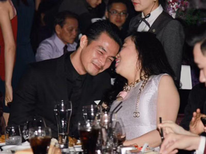 Trước khi đến với nhau, Quách Ngọc Ngoan và Phượng Chanel đều trải qua hôn nhân đổ vỡ. Vợ cũ của Quách Ngọc Ngoan là Lê Phương còn danh tính người cũ của Phượng Chanel được giữ kín.