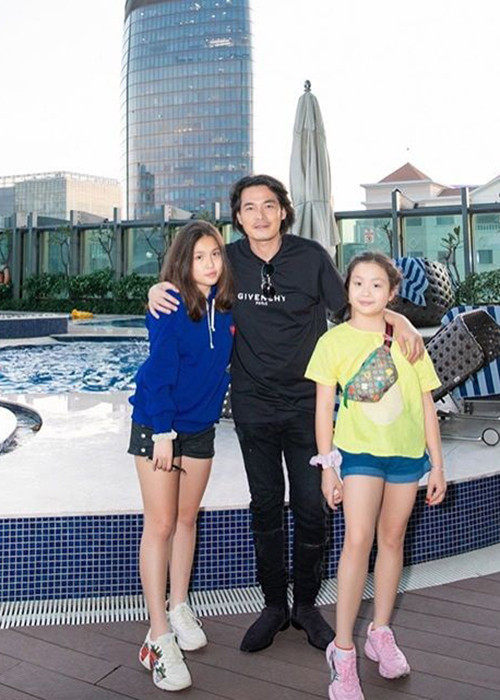 Trong bữa tiệc sinh nhật, nam diễn viên chụp ảnh thân thiết với hai cô con gái riêng của bạn gái.