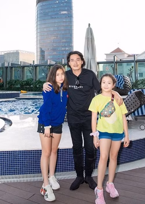 Trong bữa tiệc sinh nhật, nam diễn viên chụp ảnh thân thiết với hai cô con gái riêng của bạn gái.