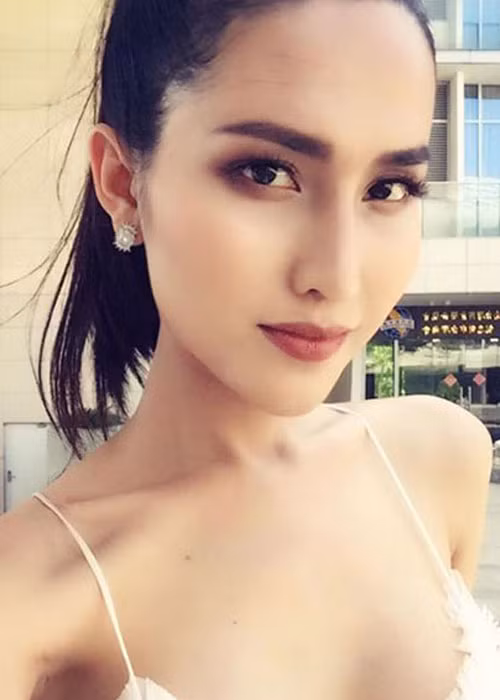 Chân dài sinh năm 1991 từng tham gia cuộc thi Giọng hát Việt 2018 và thuộc đội Thu Phương.