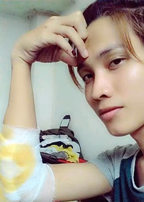 Năm 18 tuổi, Hoài Sa rời An Giang lên Sài Gòn để theo đuổi ước mơ thành nghệ sĩ. Tại Sài Gòn, anh làm phục vụ.