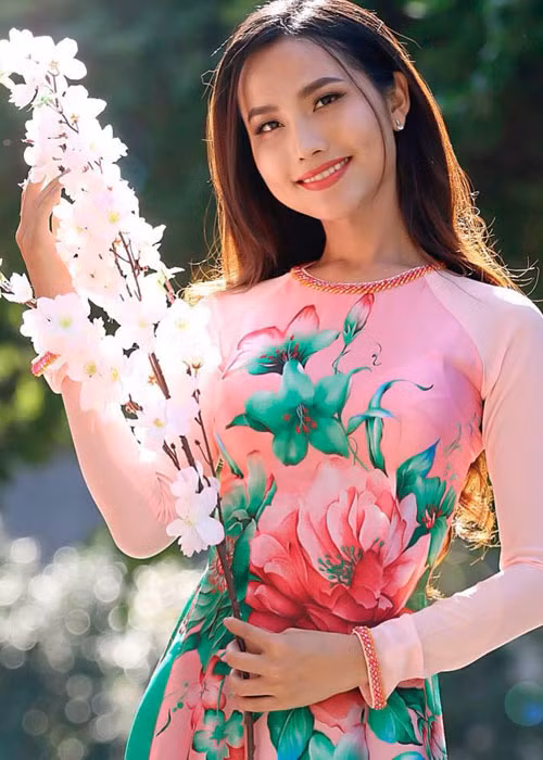 Hoài Sa lột xác nhờ tiêm hormone nữ. Sau đó, nhờ lợi thế ngoại hình, cô đăng quang cuộc thi Miss Beauty năm 2015.