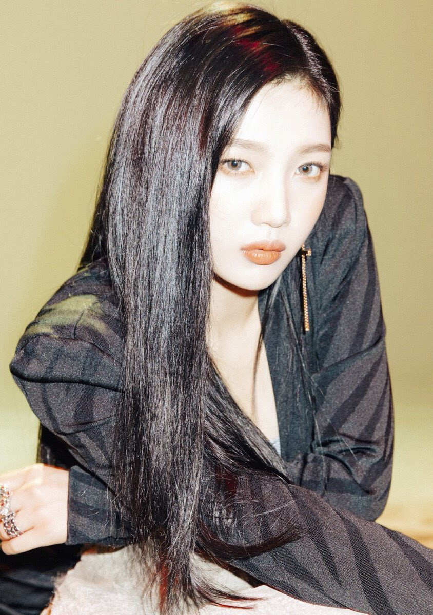 Nét quyến rũ của nữ thần nhà SM càng trở nên nổi bật khi cô khoác lên mình những trang phục sắc đen. Màu đen tuy là gam màu cơ bản song lại tôn lên vẻ cuốn hút, đầy mê hoặc, ẩn giấu sau vẻ đẹp tươi tắn, tràn đầy sức sống của nữ idol sinh năm 1996.