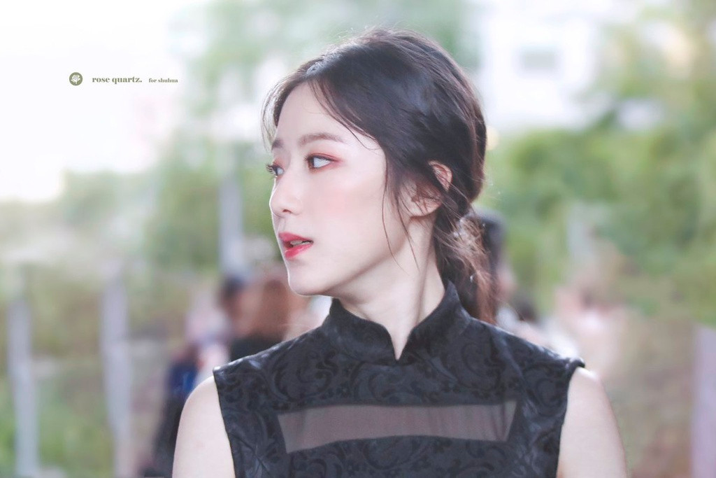 Shu Hua ((G)I-DLE)): Shu Hua hiện là gương mặt trẻ tiềm năng trong top những visual nổi bật của Kpop. Mỹ nhân 10X sở hữu nét đẹp đậm chất xứ Đài với gương mặt hiền dịu, thuần khiết.