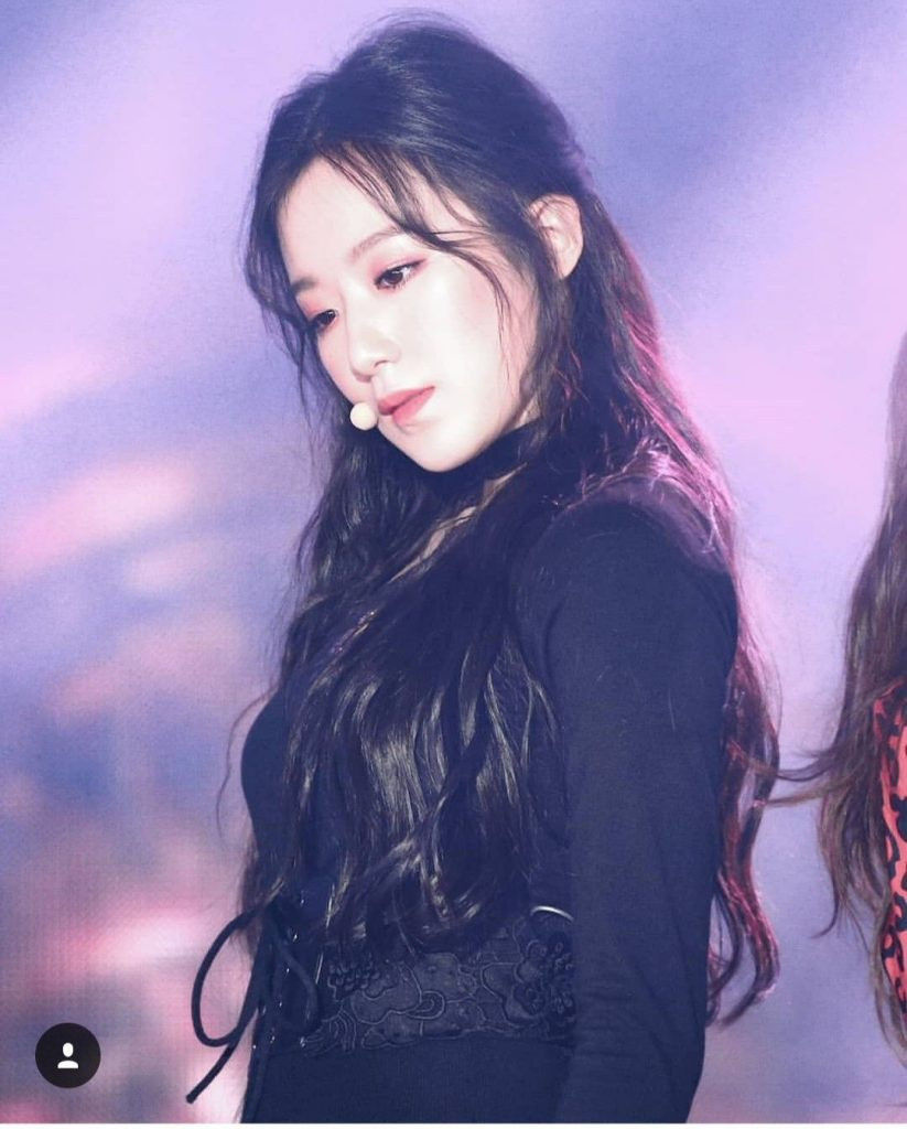 Tuy nhiên, khi diện trang phục đen, thành viên (G)I-DLE lại toát lên nét cuốn hút mạnh mẽ từ diện mạo đến khí chất. Nhờ vẻ bí ẩn và quyến rũ, Shu Hua ngày càng nhận được sự chú ý và quan tâm đặc biệt của khán giả. Chính vì thế, từ một thành viên bị đánh giá mờ nhạt, nữ idol nhà Cube đang dần trở thành tân binh sáng giá của làng giải trí Kpop.