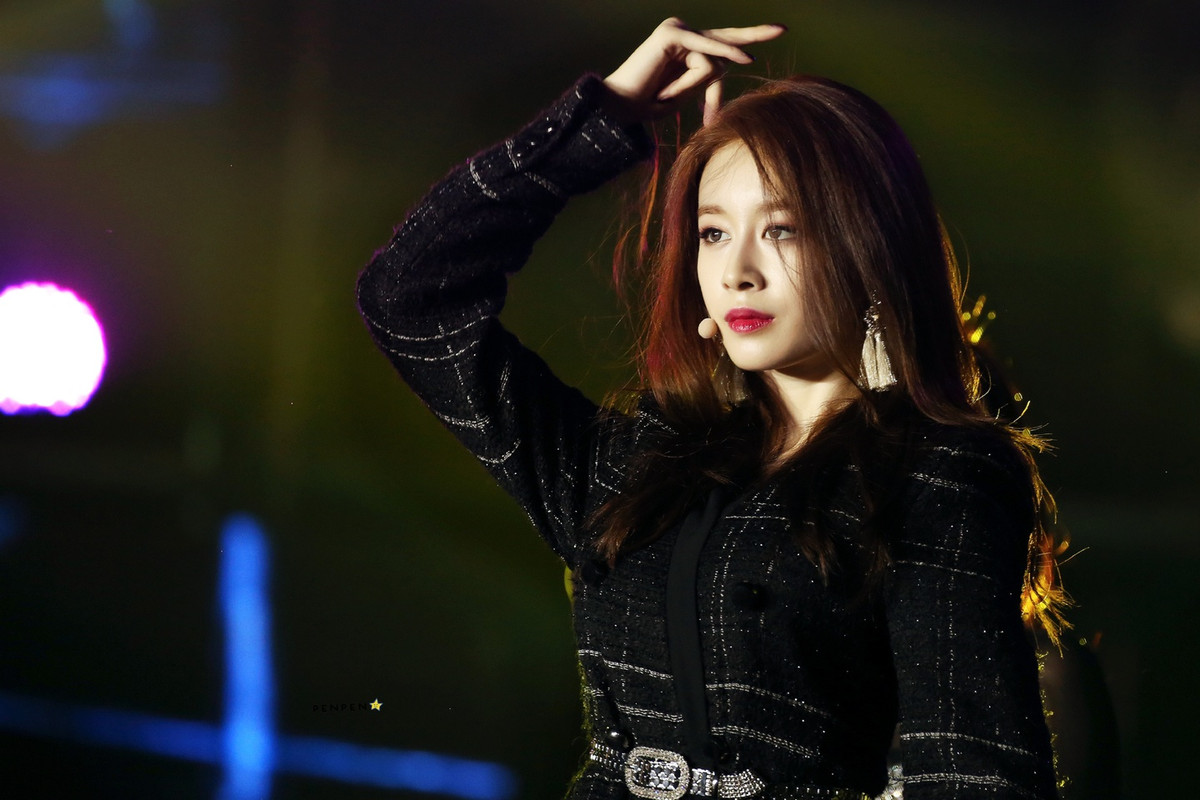 Ji Yeon (T-ARA): Ji Yeon được đánh giá là nữ thần tượng phù hợp nhất với hình ảnh “thiên nga đen” quyến rũ và đầy bí ẩn. Cựu thành viên nhóm T-ARA sở hữu nét đẹp bí ẩn, kiêu kỳ từ ánh mắt đến biểu cảm gương mặt.