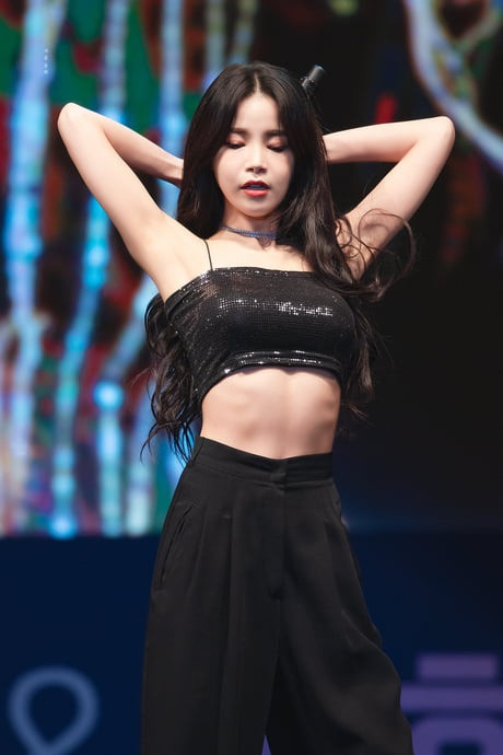 Solar (Mamamoo): Giống như chính tên gọi của cô, Solar luôn toát ra nguồn năng lượng mạnh mẽ, thu hút người xung quanh. Nữ idol sở hữu vẻ đẹp tự do, phóng khoáng, mang đến cảm hứng tích cực mỗi khi bước lên sân khấu.