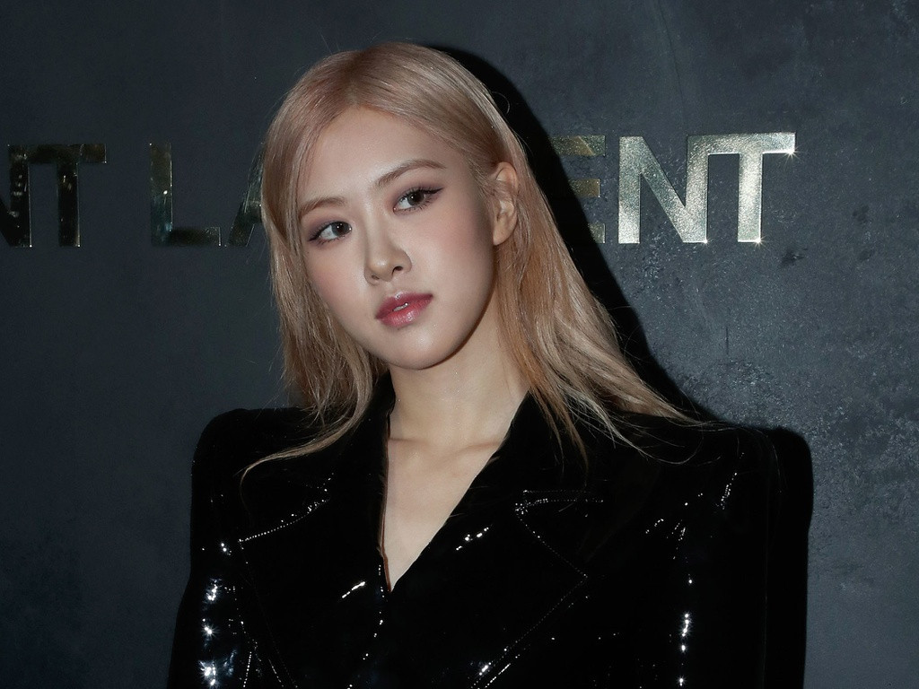 Cũng chính nhờ vẻ đẹp tiềm ẩn này, thành viên nhóm Black Pink đã lần đầu tiên được xuất hiện trên tạp chí danh tiếng DAZED trong hình ảnh huyền bí, pha chút ma mị. Tại tuần lễ thời trang Paris, giới chuyên gia cũng đánh giá cao sự phù hợp giữa nhan sắc của Rosé và phong cách quyến rũ, trưởng thành. Chính hình ảnh này của cô đã để lại ấn tượng đậm nét trong lòng khán giả và đồng nghiệp quốc tế.