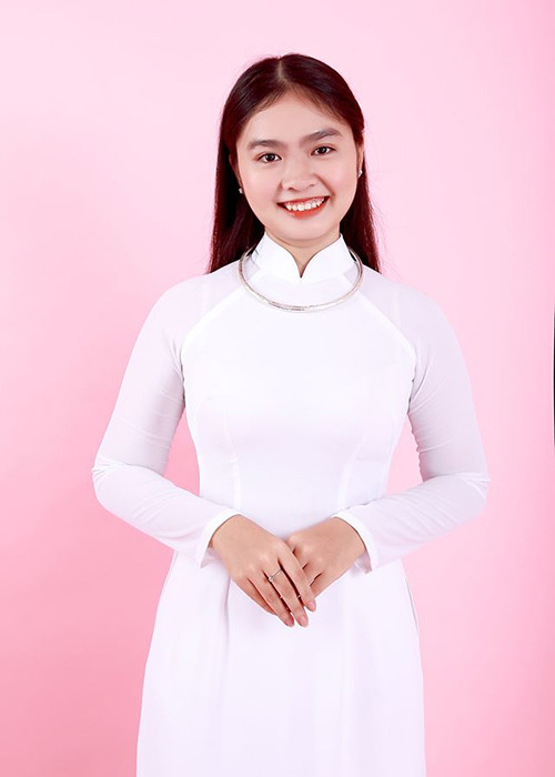 Trên trang cá nhân, Thiện Nhân thường xuyên đăng tải khoảnh khắc mặc áo dài.