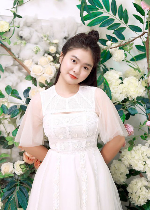 Thiện Nhân ở tuổi 18 vẫn chọn phong cách dịu dàng, trong sáng.