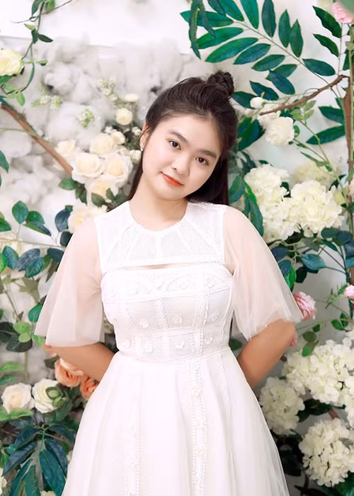 Thiện Nhân ở tuổi 18 vẫn chọn phong cách dịu dàng, trong sáng.