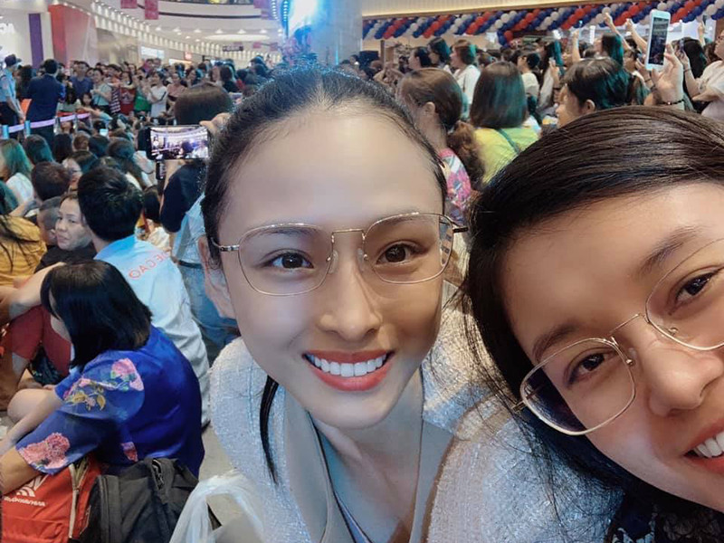 Hình ảnh Phương Nga vui vẻ cùng Thùy Dung xem ca nhạc tại một trung tâm thương mại.