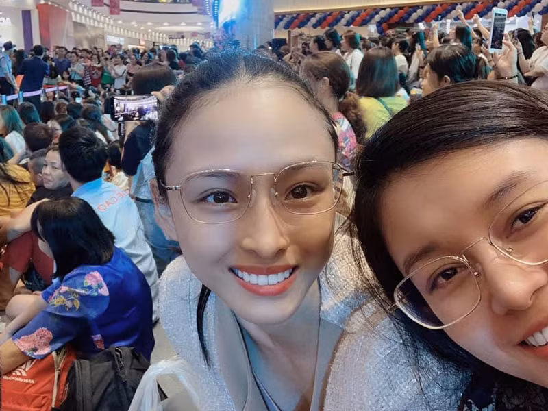 Hình ảnh Phương Nga vui vẻ cùng Thùy Dung xem ca nhạc tại một trung tâm thương mại.
