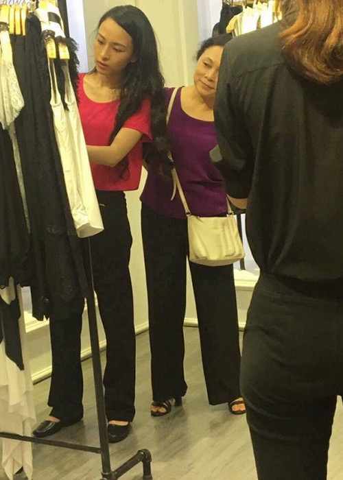 Người đẹp còn đưa mẹ đến tiệm làm tóc, sắm sửa quần áo và "tút tát" lại vẻ ngoài.