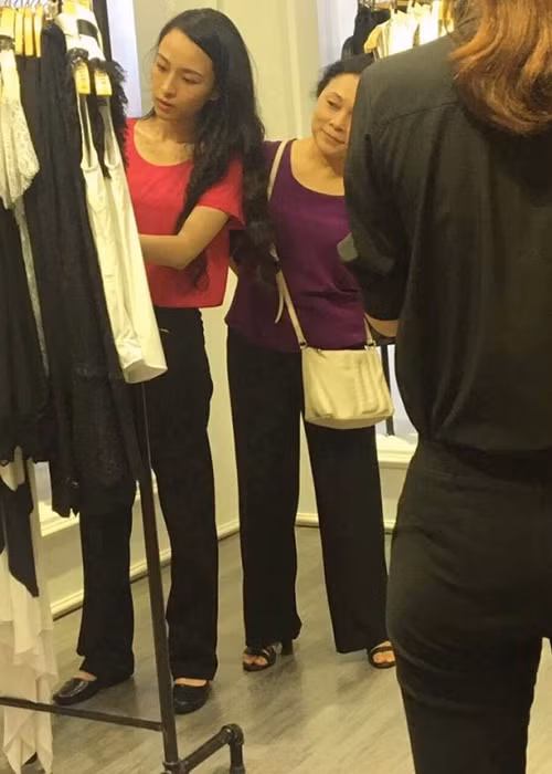 Người đẹp còn đưa mẹ đến tiệm làm tóc, sắm sửa quần áo và "tút tát" lại vẻ ngoài.