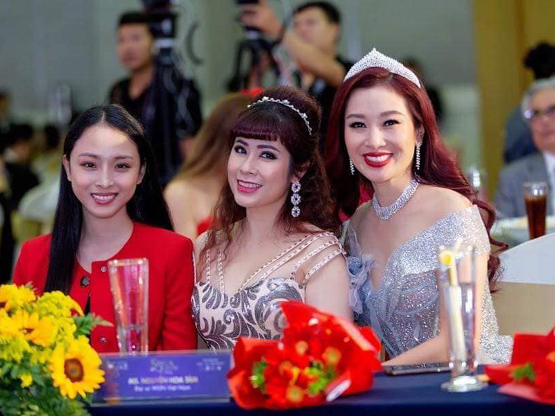 Phương Nga còn cho biết thêm, Á hậu Quý bà Thế giới Thu Hương là người cô ngưỡng mộ từ nhiều năm nay cũng là người luôn cho cô những lời khuyên rất chân tình trong cuộc sống, công việc.