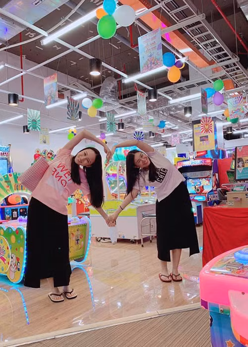 Phương Nga tâm sự, Thùy Dung từ một người bạn trở thành người thân thương nhất, ruột thịt nhất, người duy nhất cho cô niềm tin rằng, dù cả thế giới này có quay lưng lại với cô thì Thùy Dung vẫn ở cạnh cô.