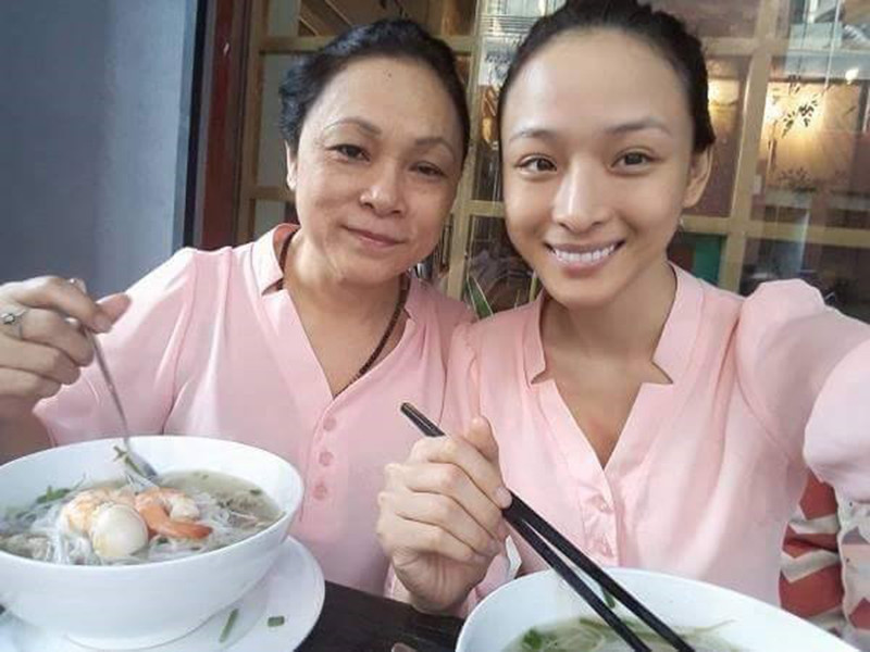 Ngay sau khi trở về cuộc sống bình thường, Phương Nga đã cùng mẹ và người thân ăn món bún yêu thích.