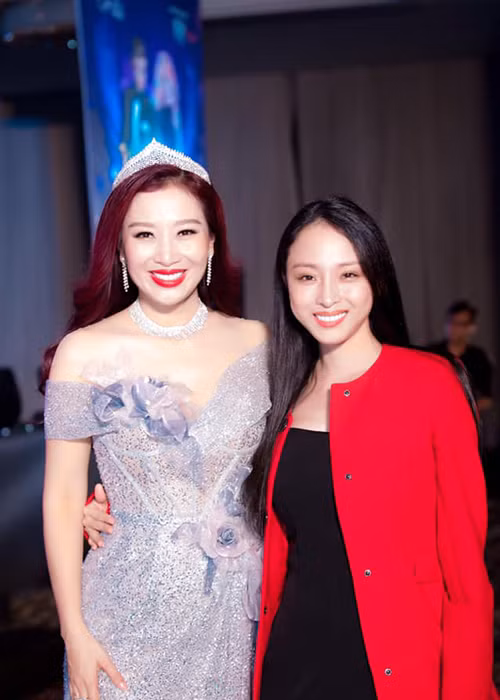 Phương Nga chia sẻ: "Mình nhận công việc này trước hết vì giá trị nhân văn của dự án là một nền tảng hỗ trợ cả về tinh thần, kiến thức, cơ hội làm việc và môi trường cộng đồng, để những người phụ nữ khởi nghiệp được truyền cảm hứng và phát triển bản thân. Sau nữa là vì mình cảm thấy có một sự kết nối về mặt cảm xúc với những thành viên cộng đồng phụ nữ khởi nghiệp, có lẽ vì chính mình cũng là người đang khởi động từ một vạch xuất phát mới. Mình tin vạn sự khởi đầu nan, nhưng mọi khởi đầu đều chứa đựng những tiềm năng vô hạn".