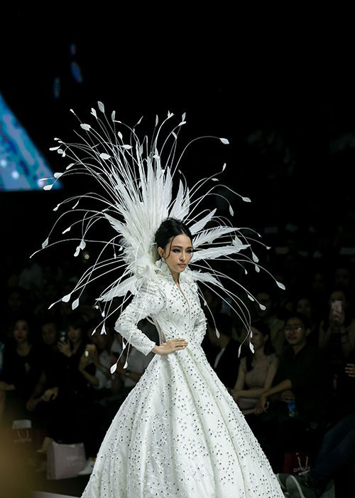 Tháng 4/2019, Phương Nga làm vedette trong show diễn của NTK Đức Vincie thuộc khuôn khổ một tuần lễ thời trang. Bên cạnh những lời khen Phương Nga catwalk ấn tượng, một số dân mạng lại bày tỏ không hài lòng khi một người đẹp vướng scandal trở lại showbiz.