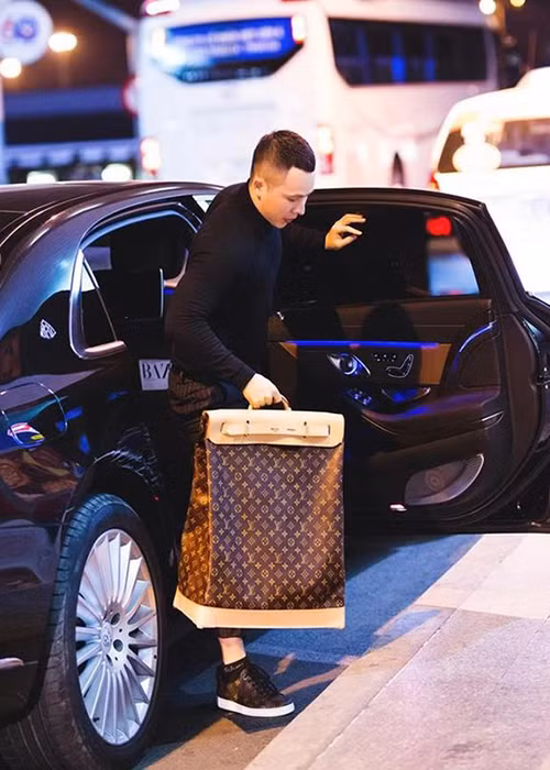 Không chỉ sống trong biệt thự xa hoa, Khắc Tiệp còn sở hữu kho đồ hiệu xa xỉ.