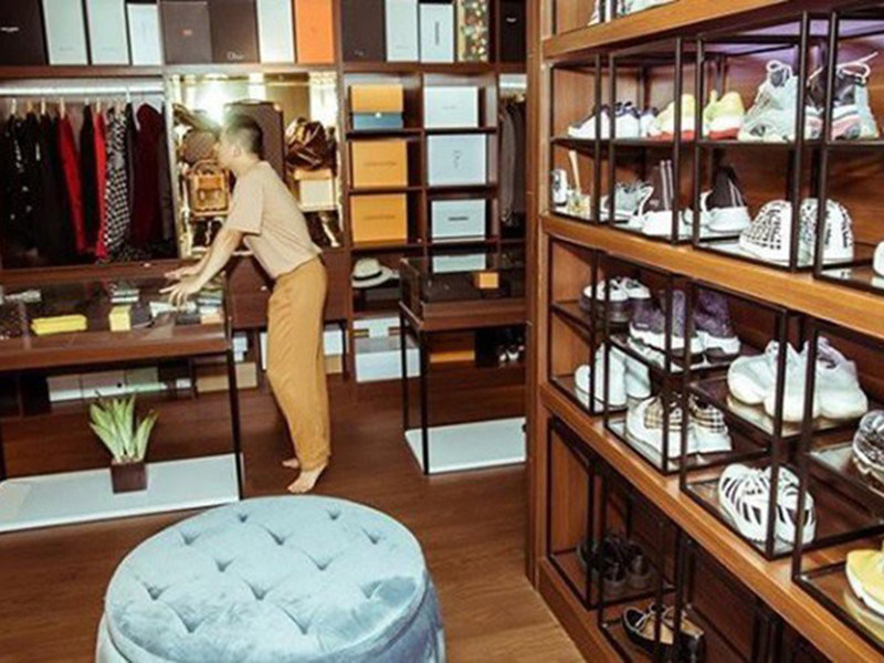 Ông trùm chân dài khoe khu vực riêng chứa hàng trăm món đồ hiệu đắt đỏ.