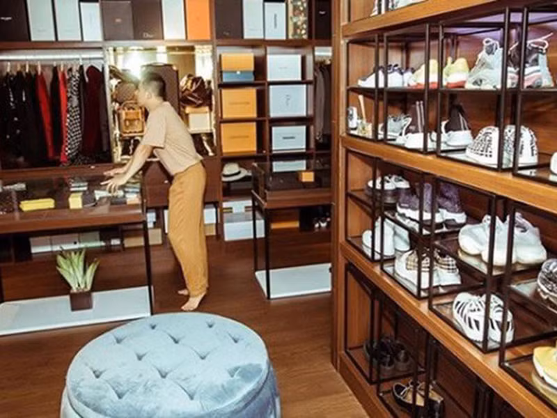 Ông trùm chân dài khoe khu vực riêng chứa hàng trăm món đồ hiệu đắt đỏ.