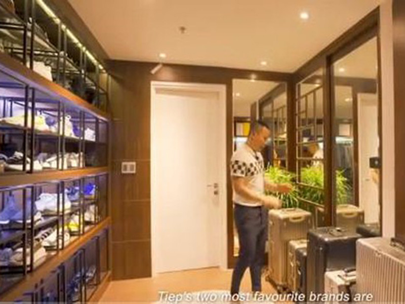 Trong một cuộc phỏng vấn năm 2013, Khắc Tiệp nói sẵn sàng mua một bộ đồ 5-10 ngàn đô, có khi chỉ mặc đúng một lần rồi vứt.