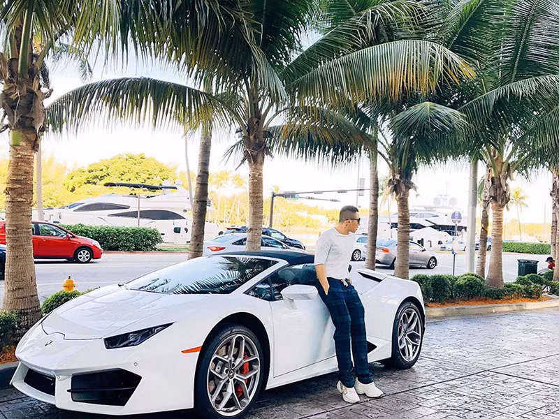 Ngoài đồ hiệu, Khắc Tiệp còn thường xuyên sử dụng xe sang.