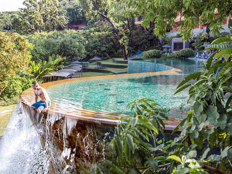 Khắc Tiệp còn khiến nhiều người hoa mắt khi có những chuyến du lịch sang chảnh. Theo tiết lộ của Ngọc Trinh, mỗi chuyến du lịch của ông bầu này từ nửa tỷ đến 1 tỷ.