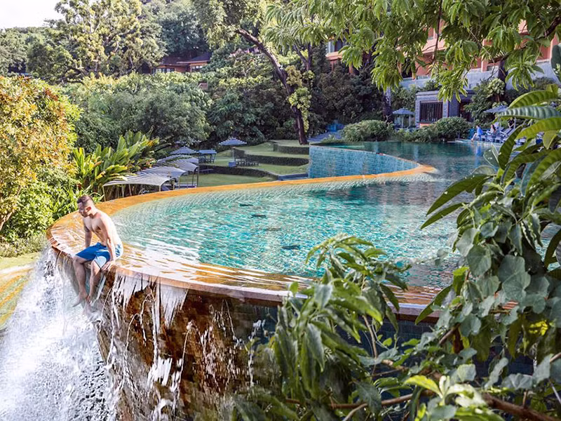 Khắc Tiệp còn khiến nhiều người hoa mắt khi có những chuyến du lịch sang chảnh. Theo tiết lộ của Ngọc Trinh, mỗi chuyến du lịch của ông bầu này từ nửa tỷ đến 1 tỷ.