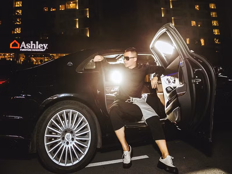 Ông trùm chân dài từng hé lộ xế hộp trị giá hàng chục tỷ đồng.