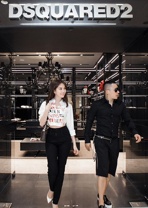 Khắc Tiệp tỏ ra rất chiều chuộng các người đẹp trong công việc.