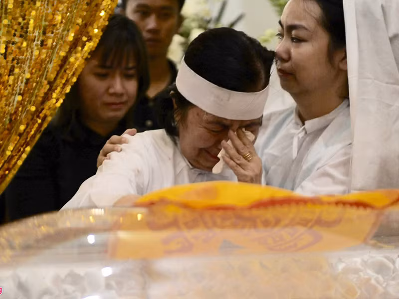 Ca sĩ Bích Trâm - vợ của nghệ sĩ Chánh Tín nhiều lần khóc nghẹn trong lễ đưa tang.