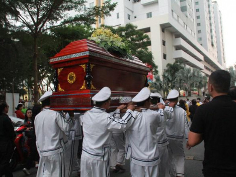Linh cữu của nghệ sĩ Chánh Tín được di quan ngang nhà cũ ở cư xá Bắc Hải (quận 10).