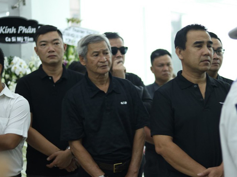 Các nghệ sĩ Thanh Thuý, Hữu Nghĩa, Quyền Linh, Long Nhật đến đưa tiễn nam diễn viên phim "Ván bài lật ngửa".