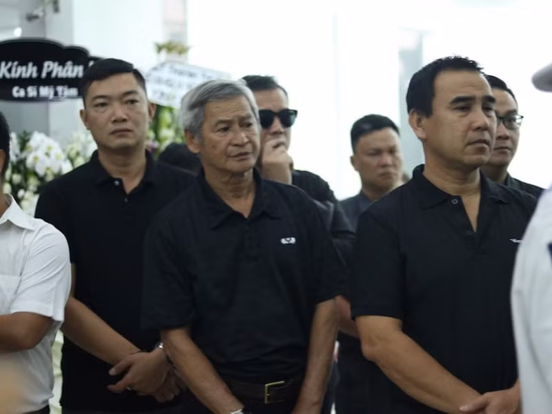 Các nghệ sĩ Thanh Thuý, Hữu Nghĩa, Quyền Linh, Long Nhật đến đưa tiễn nam diễn viên phim "Ván bài lật ngửa".