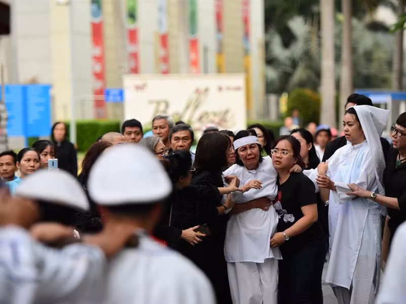 Ca sĩ Bích Trâm đi không còn vững trong lúc di quan.